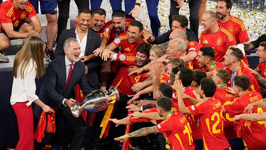 Felipe VI levanta el trofeo de la Eurocopa junto a todos los futbolistas de la selección española