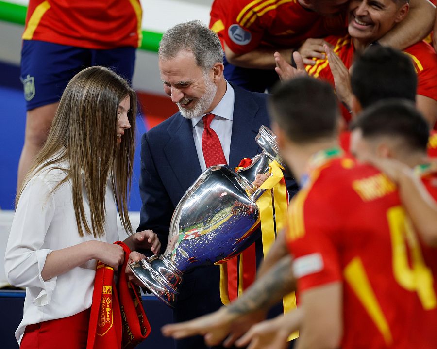 El rey Felipe VI le ofrece el trofeo de la Eurocopa a la infanta Sofía