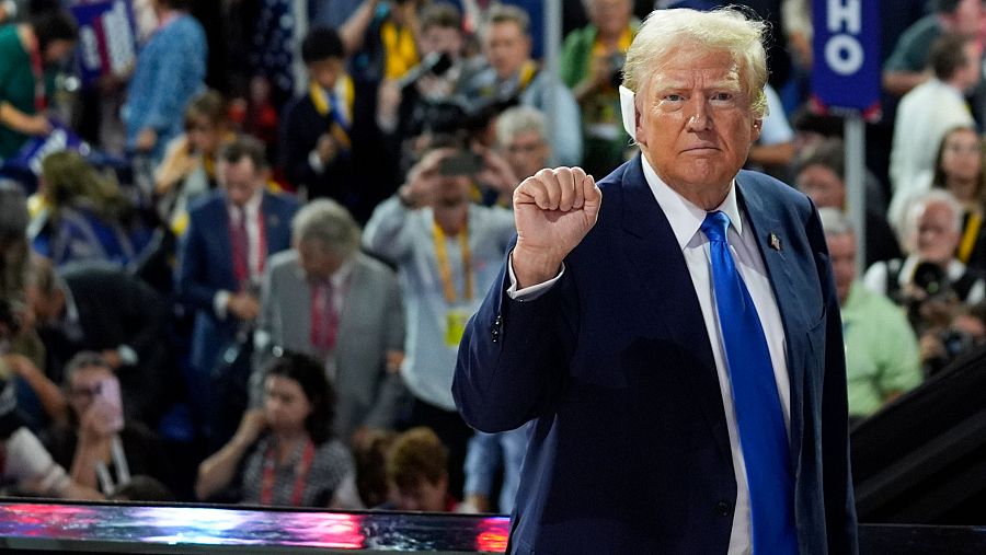 El expresidente estadounidense Donald Trump con una oreja vendada y el puño levantado a su salida de la Convención Nacional Republicana