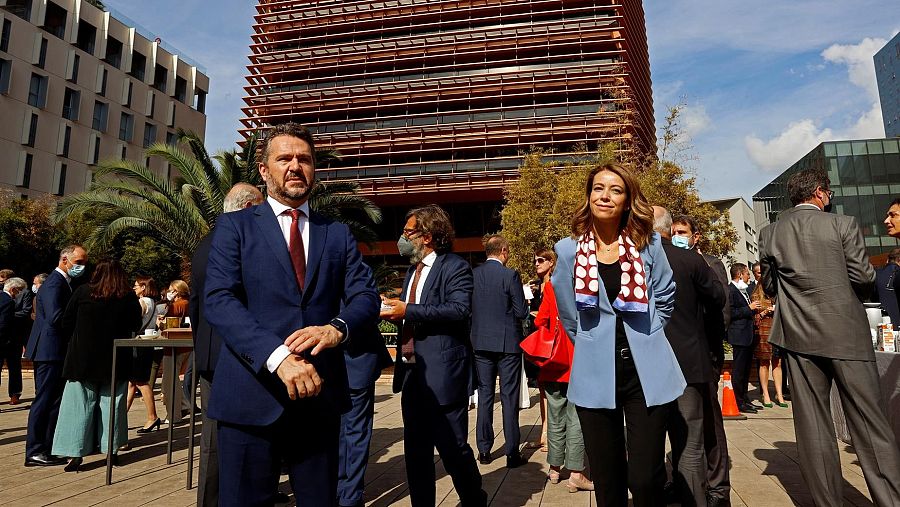 A la derecha, Montserrat Martínez, vicepresidenta de la CNMV