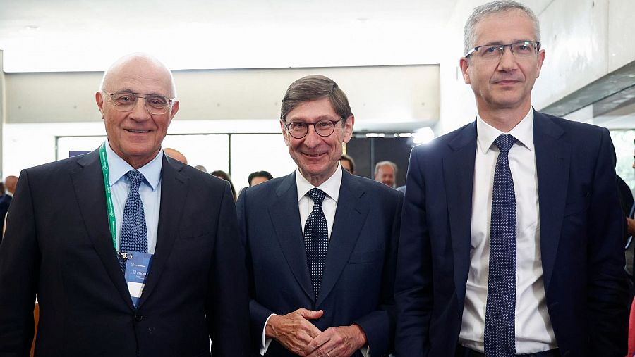 El presidente de CaixaBank José Ignacio Goirigolzarri (d), el presidente del Banc de Sabadell, Josep Oliu (i), y el gobernador del Banco de España, Pablo Hernández de Cos (d)