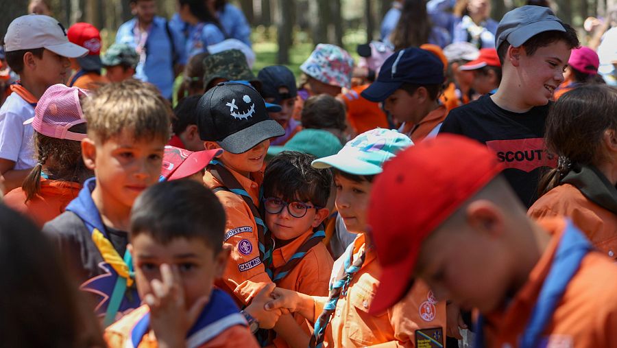 Los castores, de camisa naranja, son los más pequeños del grupo.