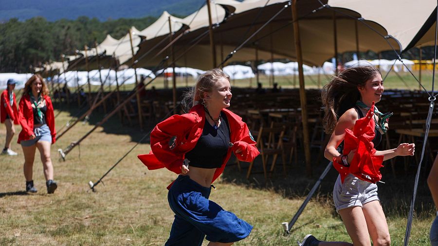 Los pioneros, con camisa roja, comprenden la edad entre los 15 y los 17 años.