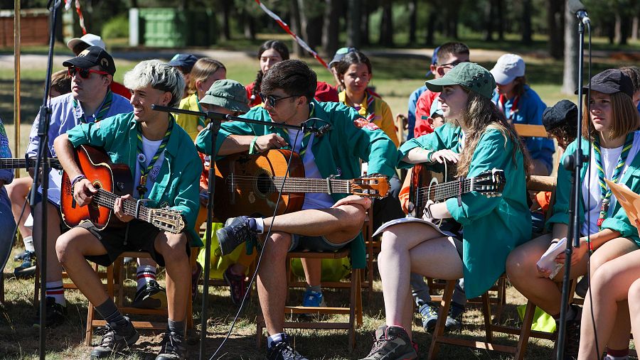 Los rutas, con sus camisas verdes, son los más mayores y tienen entre 18 y 21 años.