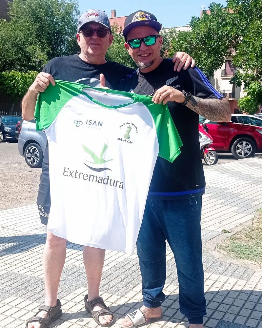 Juan Antonio Montero, presidente del Club de Ajedrez Magic (izda.) junto al protagonista de esta historia.