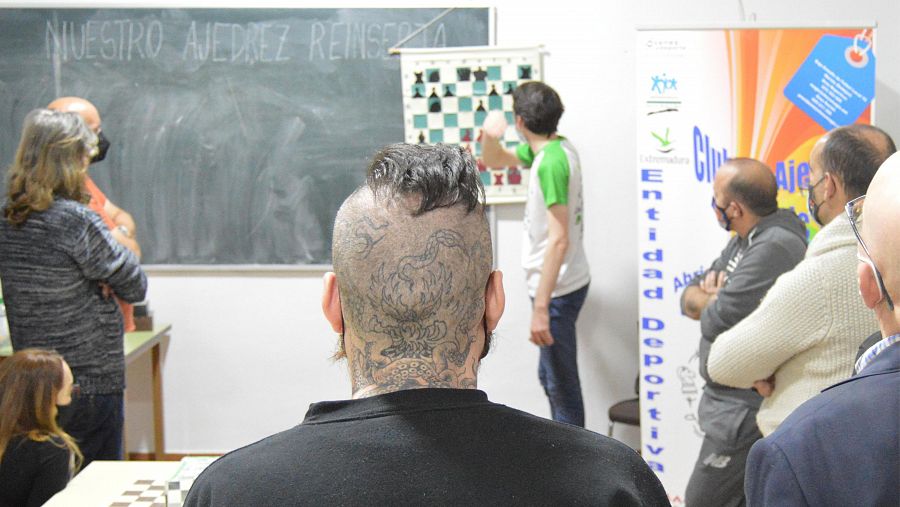 P.L.H.I. participa en el taller de ajedrez durante su estancia en el centro penitenciario de Cáceres.