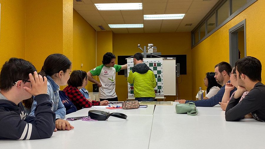 Taller de ajedrez cognitivo en la Asociación Down Mérida.