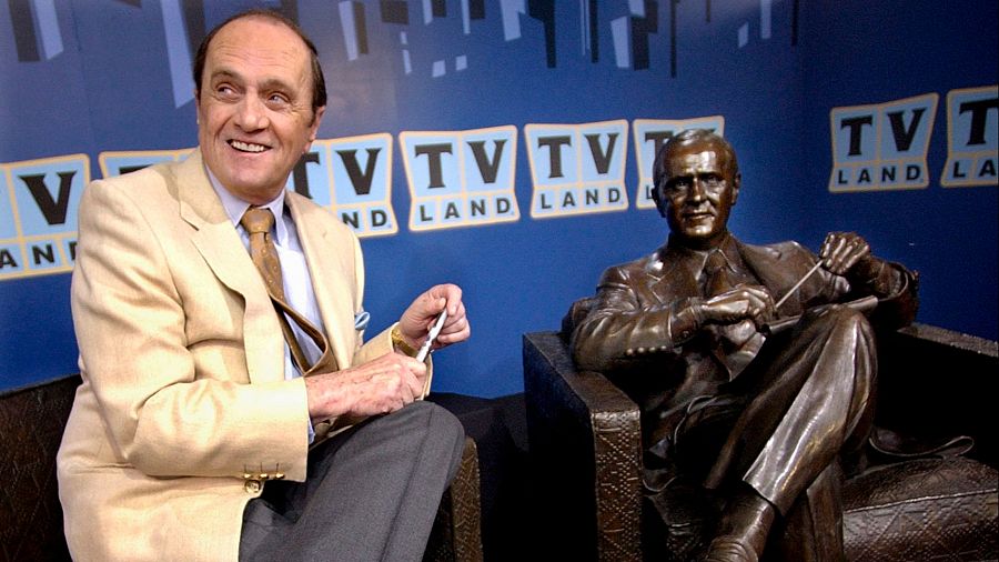 El cómico Bob Newhart junto a un retrato del Dr. Bob Hartley, el personaje que interpretó en la comedia 'The Bob Newhart Show'.