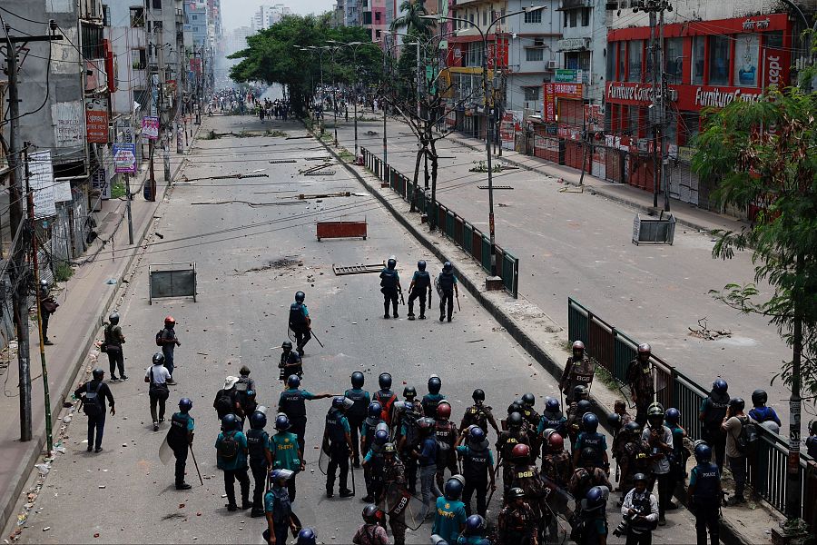 La policía intenta controlar a los manifestantes en pleno centor de Bangladesh (REUTERS/Mohammad Ponir Hossain)