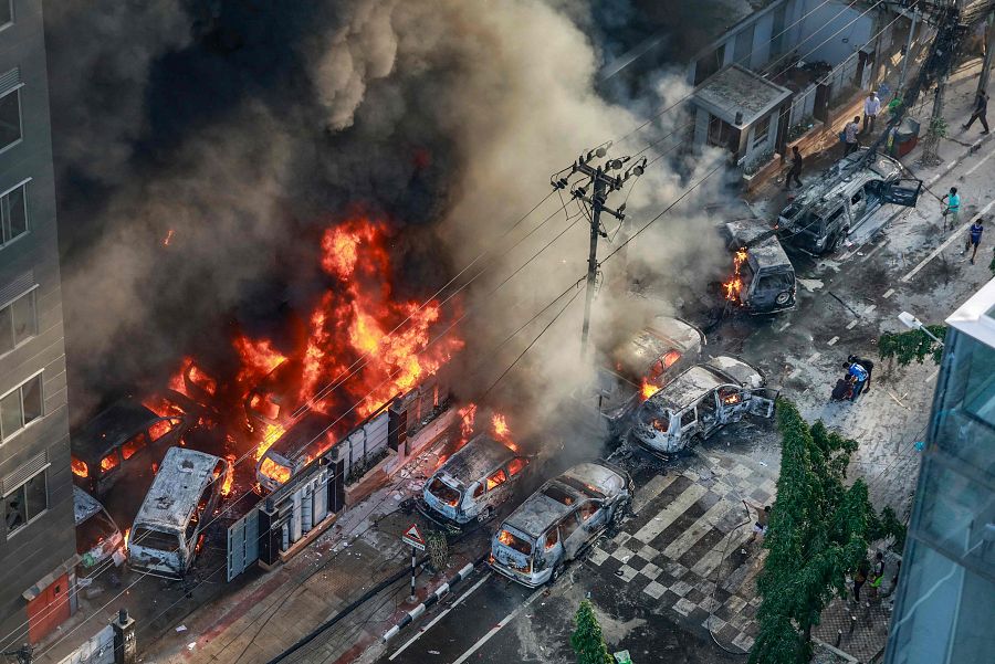 Vehículos destrozados por los manifestantes (AFP)