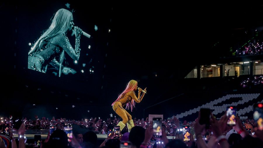 La cantante Karol G durante su actuación en el Santiago Bernabéu,  en Madrid.