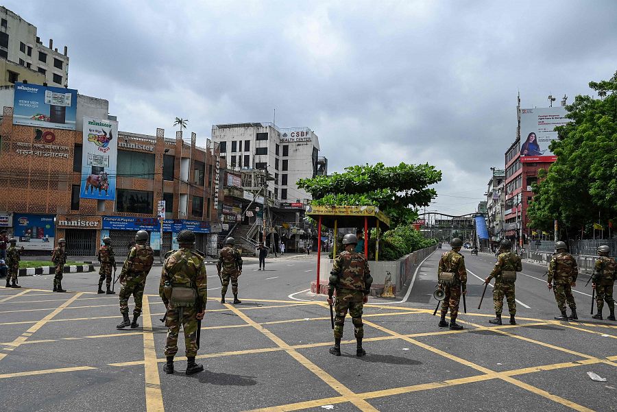 El ejército ha tomado las calles de Bangladesh (Munir UZ ZAMAN / AFP)