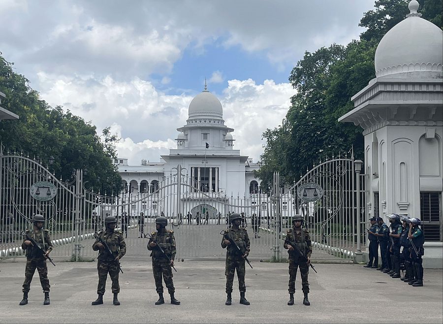 Soldados del ejército custodian el edificio de la Corte Suprema de Justicia en Dhaka, Bangladesh (EFE/EPA/MONIRUL ALAM)