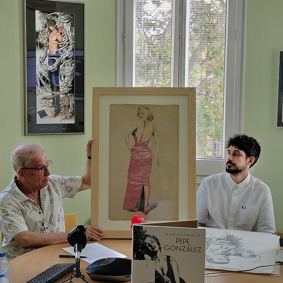 Rafa Martínez, fundador de Norma Editorial, muestra un dibujo de Marilyn Monroe que Pepe González hizo con lápices de colores cuando era un chaval