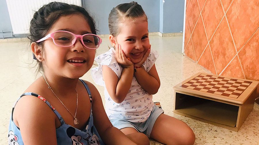 Niñas de la ONG ACCEM Sevilla jugando con los regalos de 'Un Juguete, Una Ilusión'