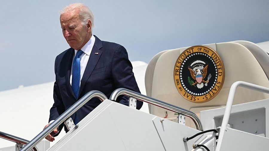 El presidente estadounidense, Joe Biden, bajando las escaleras de un avión