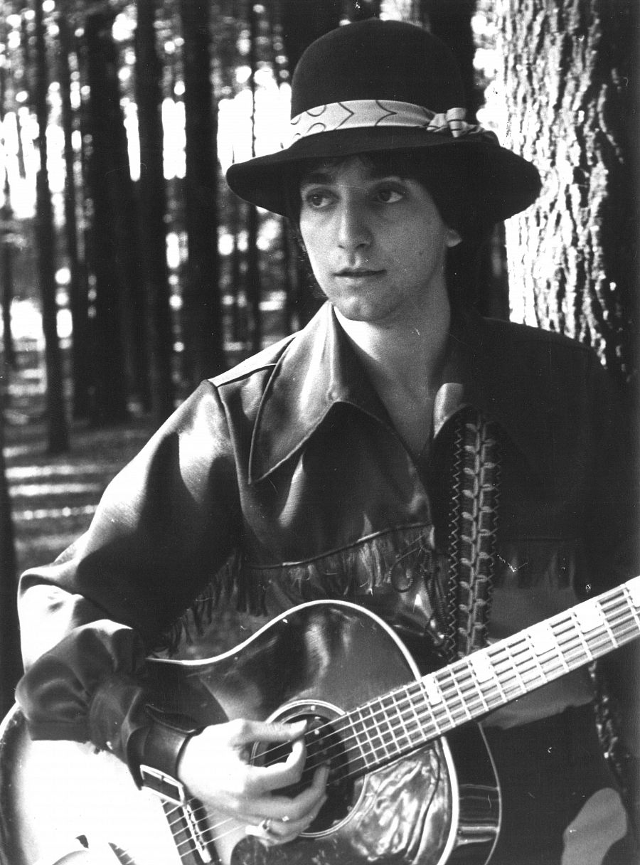 Un joven Adolfo Rodríguez con su sombrero hippie (Archivo personal del músico)