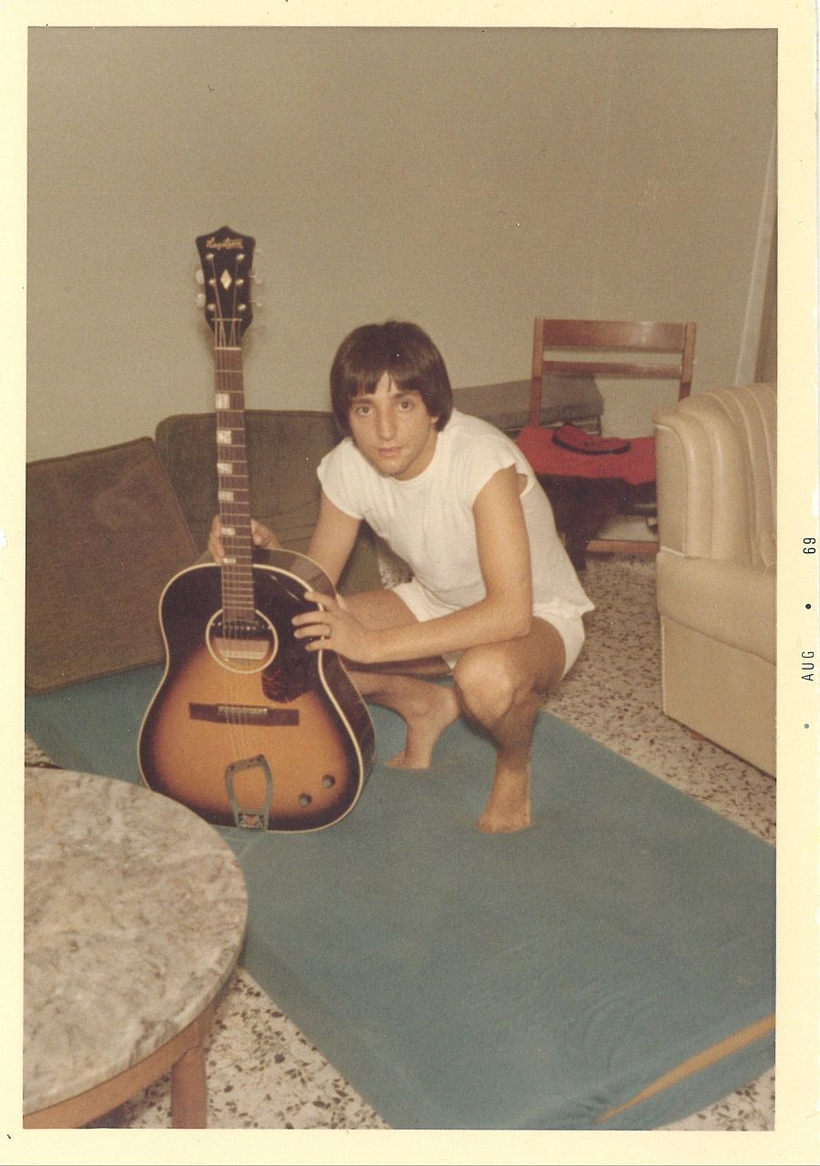 Adolfo Rodríguez con una de sus primeras guitarras (Archivo personal del músico)