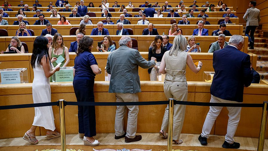 Senadoras y senadores introducen su papeleta durante la votación para la elección de vocales del CGPJ