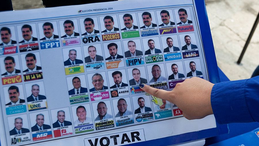 Una persona señala la foto del candidato opositor Edmundo González en el tarjetón electoral, antes de las elecciones presidenciales del 28 de julio, en Maracaibo, Venezuela.