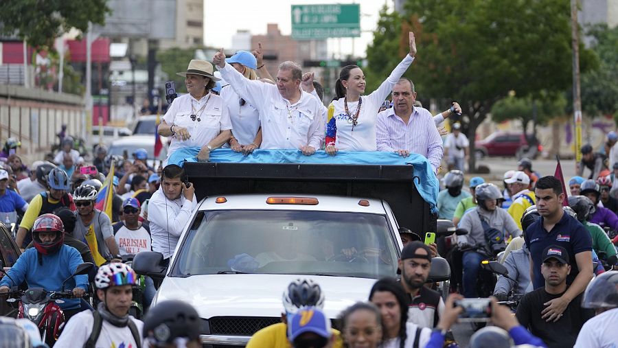 El candidato presidencial Edmundo González y la líder opositora María Corina Machado saludan a sus seguidores en Maracaibo, Venezuela