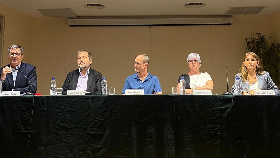 De izquierda a derecha: Joan Roca, Enric Puiggrós SJ, Pau Vidal SJ, Pilar Polo e Irma Rognoni, de los Jesuitas de Cataluña.