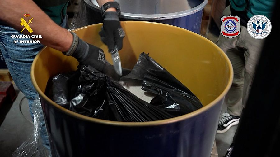 La Guardia Civil descubre cocaína escondida en los sacos de arroz.