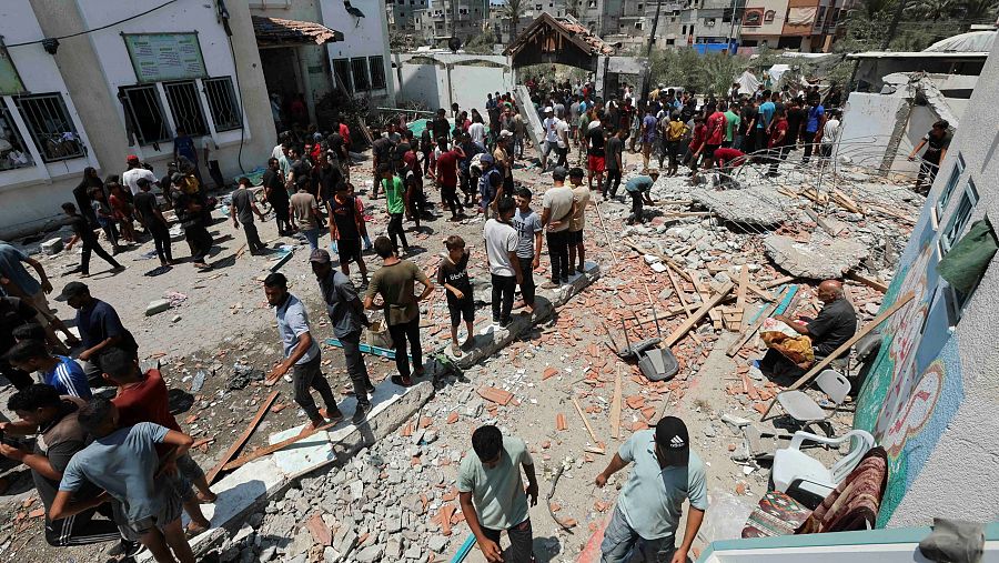 Decenas de muertos en el bombardeo de un hospital de campaña instalado en una escuela en Deir Al Balah, Gaza