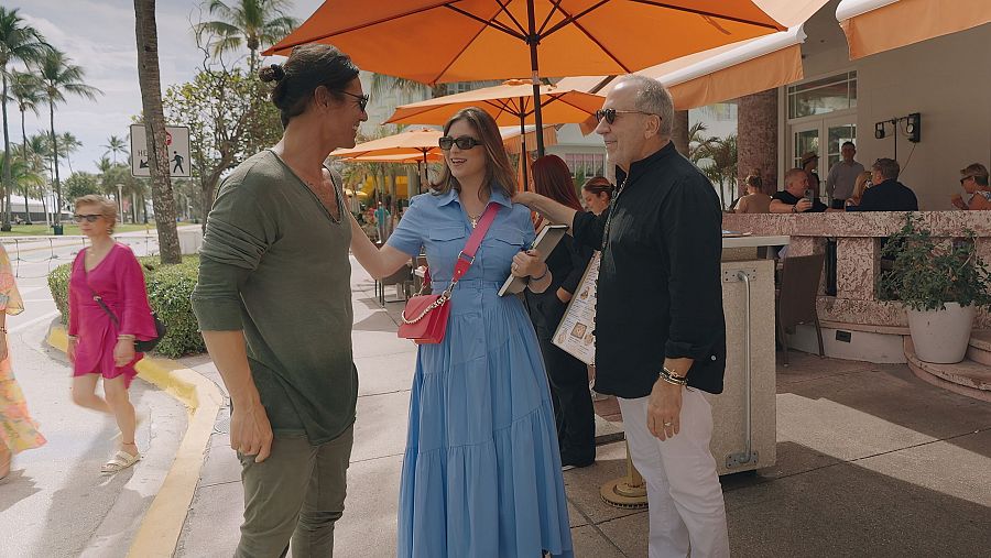 Julio jr, Chábeli y Emilio en ocean drive riendo y hablando antes de entrar al hotel