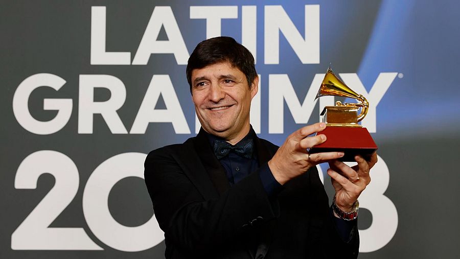 El cantante español Marcos Vidal posa con el premio al Mejor Álbum Cristiano en Lengua Española.