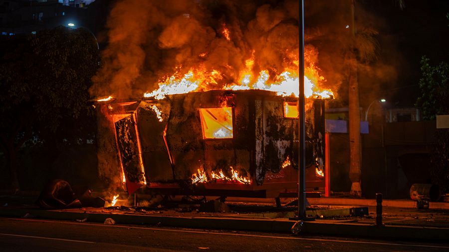 Fotografía de un módulo de la Policía Nacional Bolivariana incendiado durante las protestas