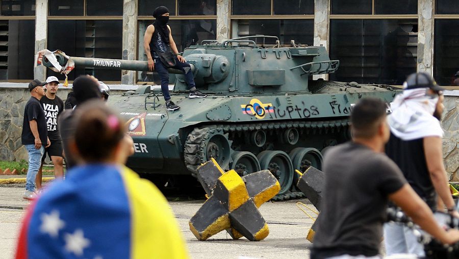 Manifestantes alrededor de un tanque durante una protesta en Valencia, Venezuela