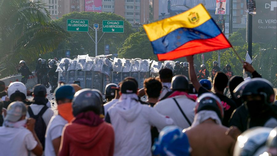 La Policía bloquea el paso de un grupo de manifestantes en Caracas, Venezuela