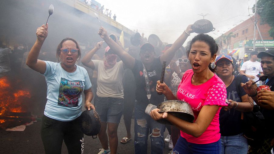 Varias personas protestas con cacerolas en Puerto La Cruz, Venezuela