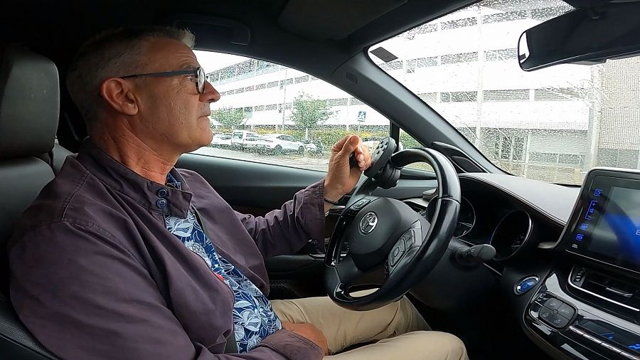 Manel conduce su coche adaptado para manejarlo con la mitad del cuerpo paralizado