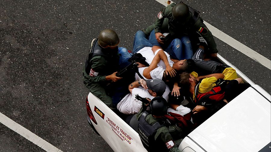 Agentes de la Guardia Nacional Bolivariana detienen a varias personas en Caracas, Venezuela