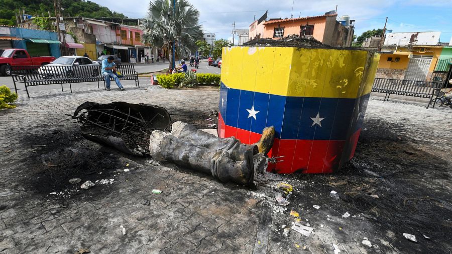 Una estatua quemada del expresidente Hugo Chávez en Valencia, Venezuela