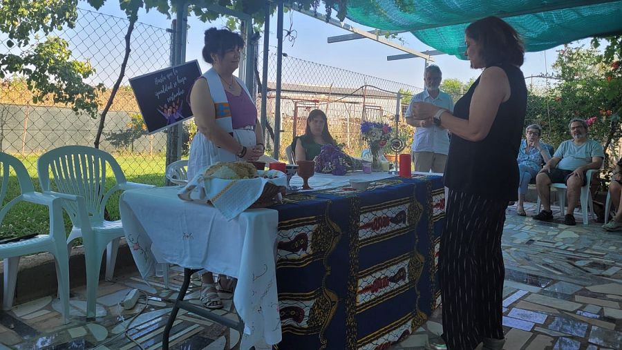 Christina Moreira preside una celebración religiosa al aire libre.