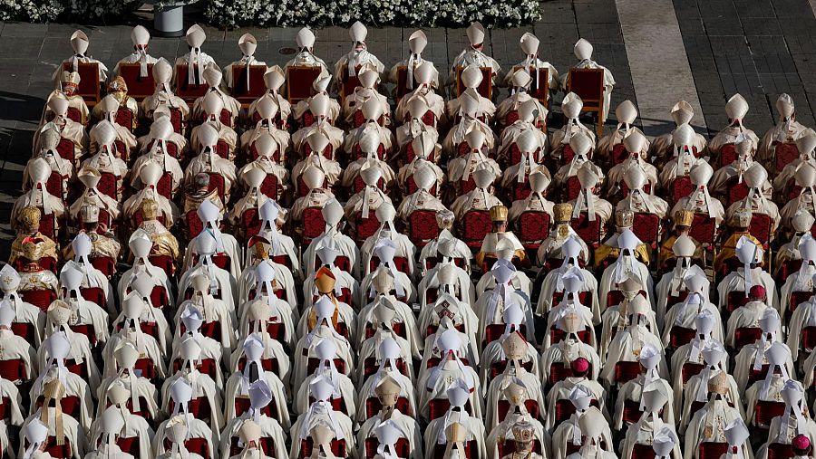 El papa Francisco preside la misa de apertura del Sínodo 2021-2024.