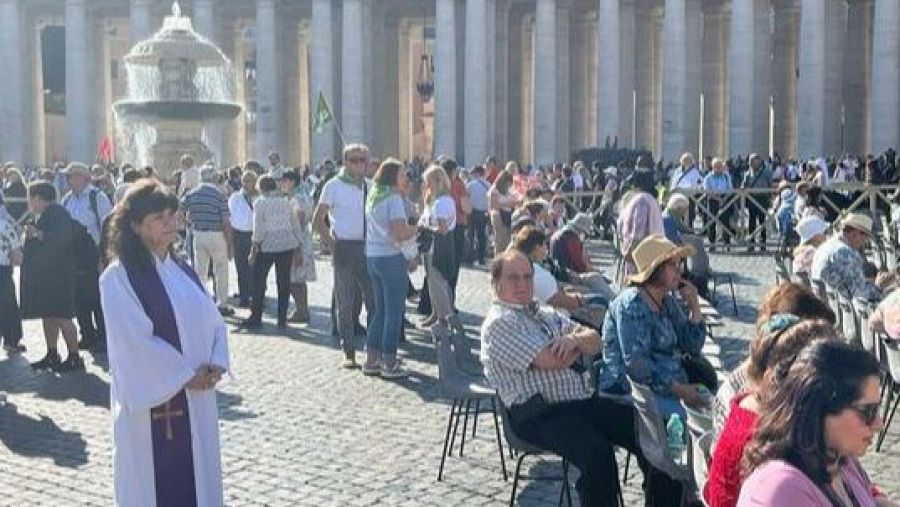 Christina Moreira revestida con alba y estola en la Plaza de San Pedro.