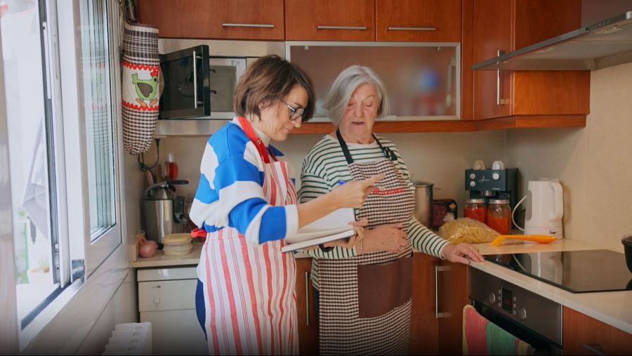 La Sílvia Abril cuina uns macarrons amb tomàquet amb la iaia Mariona