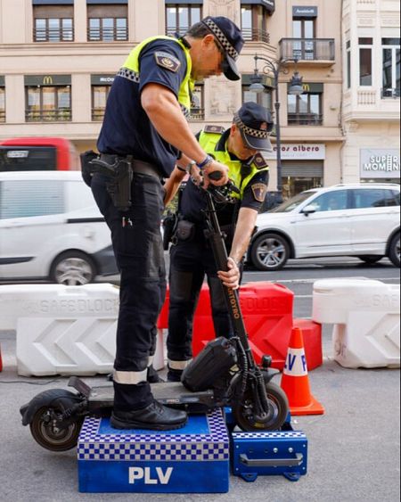 Valencia estrena un medidor para sacar de las vías a patines eléctricos ilegales