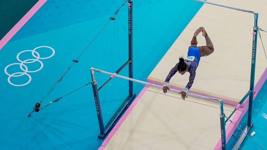 Juegos Olímpicos de París 2024: Simone Biles en el ejercicio de barras asimétricas en la final de concurso completo de gimnasia artística