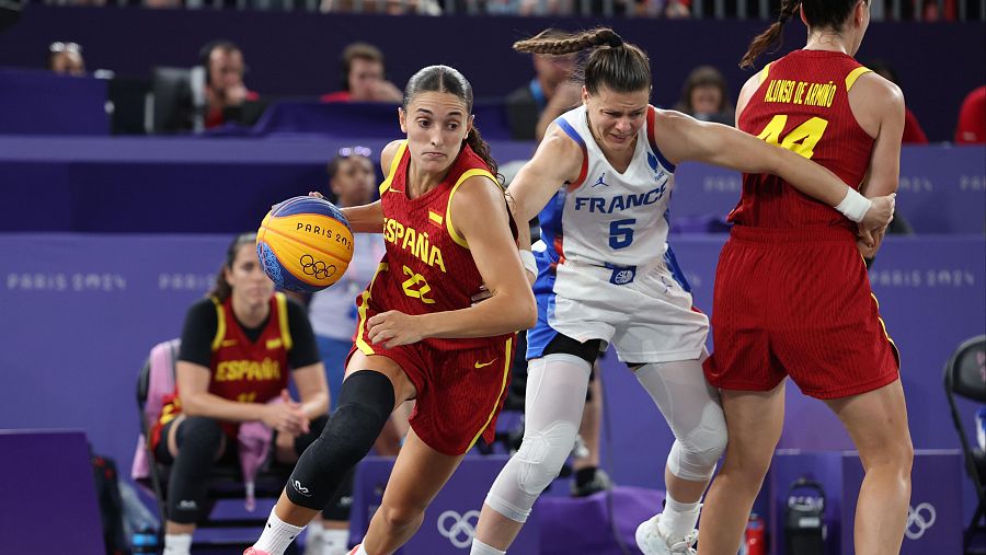 La jugadora de baloncestos 3x3 Juana Camilion durante el partido contra Francia