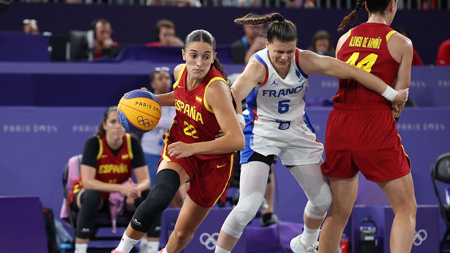 La jugadora de baloncestos 3x3 Juana Camilion durante el partido contra Francia