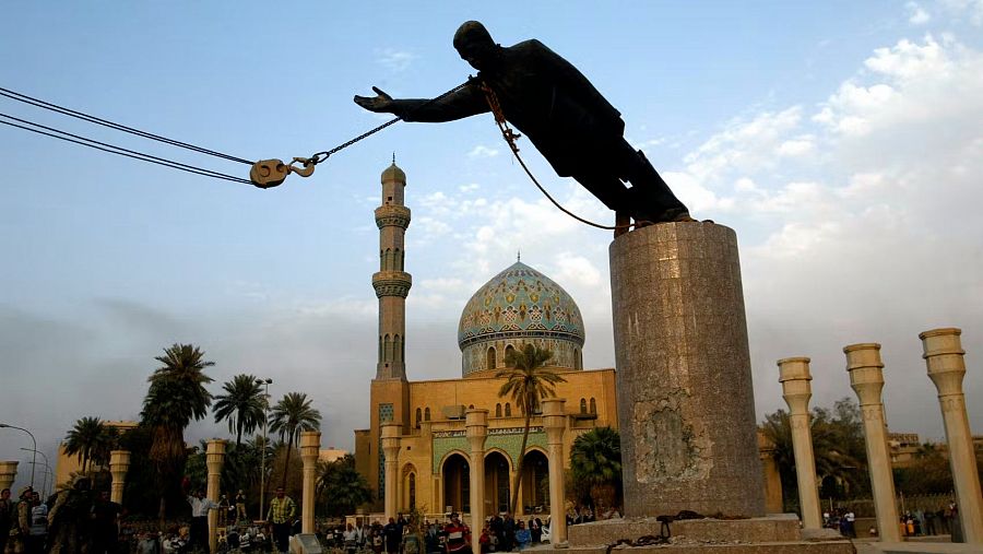 Derrocamiento de la estatua de Saddam Hussein que presidía la plaza Firdus.