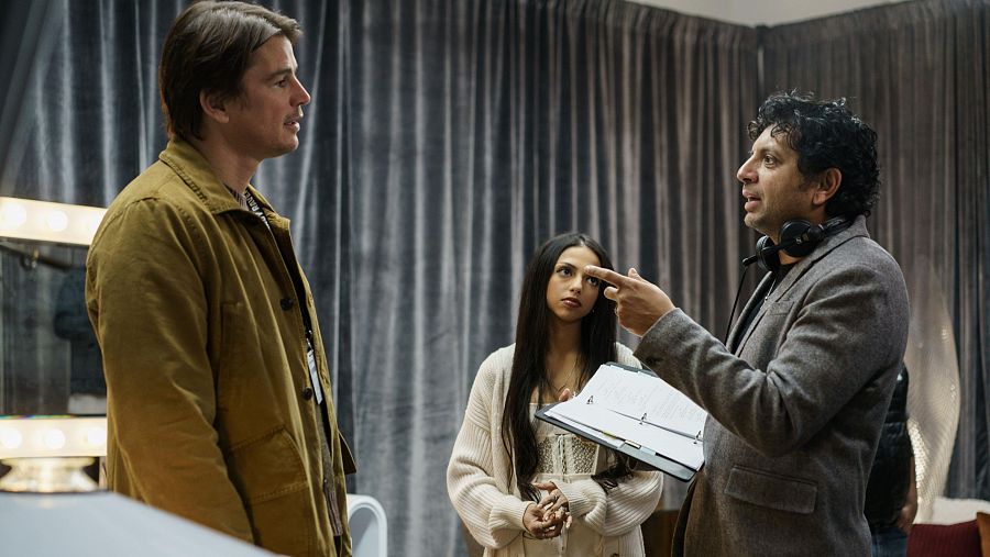 M. Night Shyamalan dando instrucciones a Josh Hartnett y a su hija Saleka en un momento del rodaje de 'La Trampa'