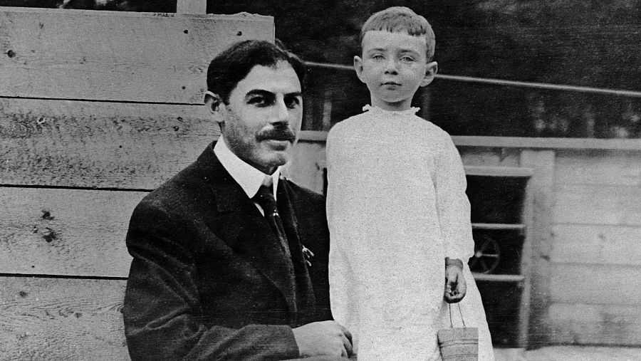 Oppenheimer de niño junto a su padre