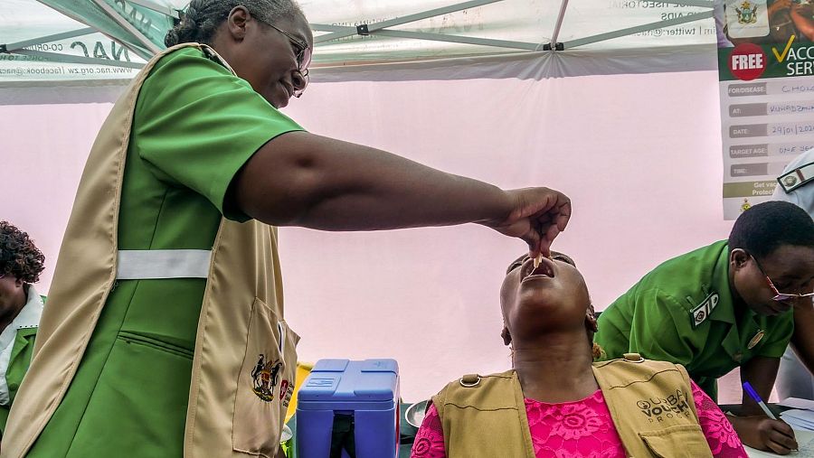 Un paciente toma una dosis de vacuna contra el cólera en Zimbabue