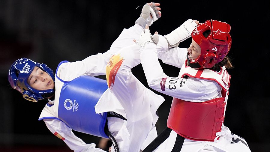 La española Adriana Cerezo (azul), en medio de un ataque para intentar golpear la cabeza de su adversaria, Rukiye Yildirim (rojo), durante la semifinal de Tokio 2020.